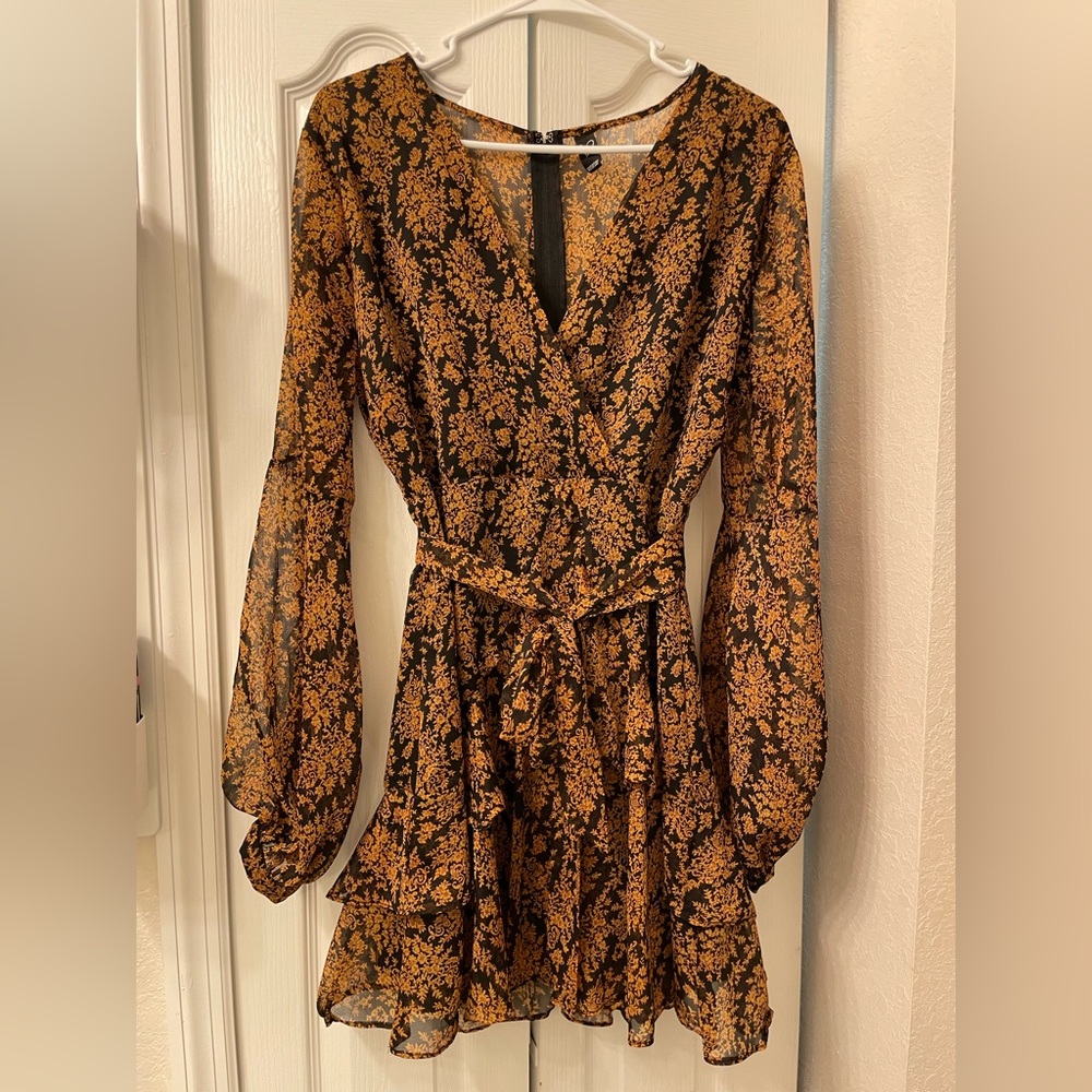 Long sleeve “V” neck short dress, size Large